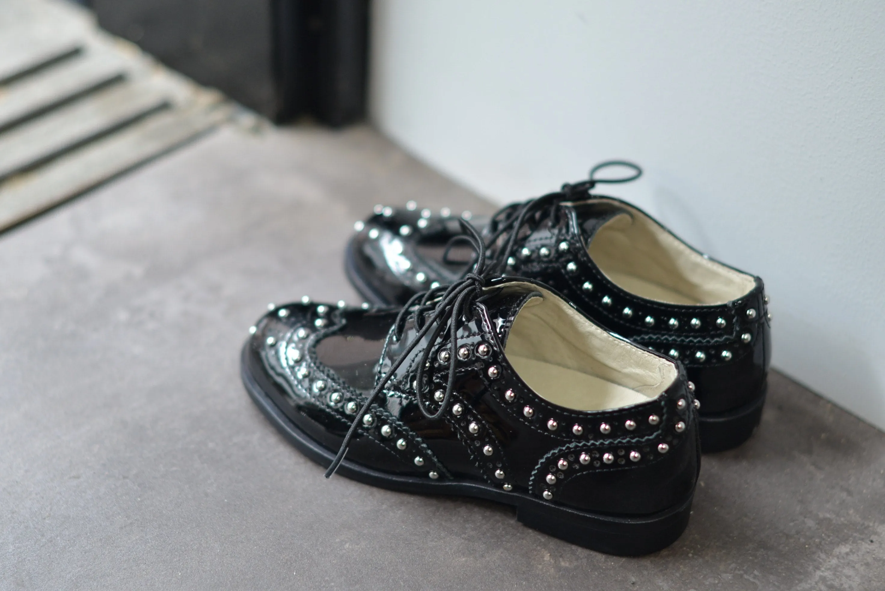 Studs Wing Tip Shoes