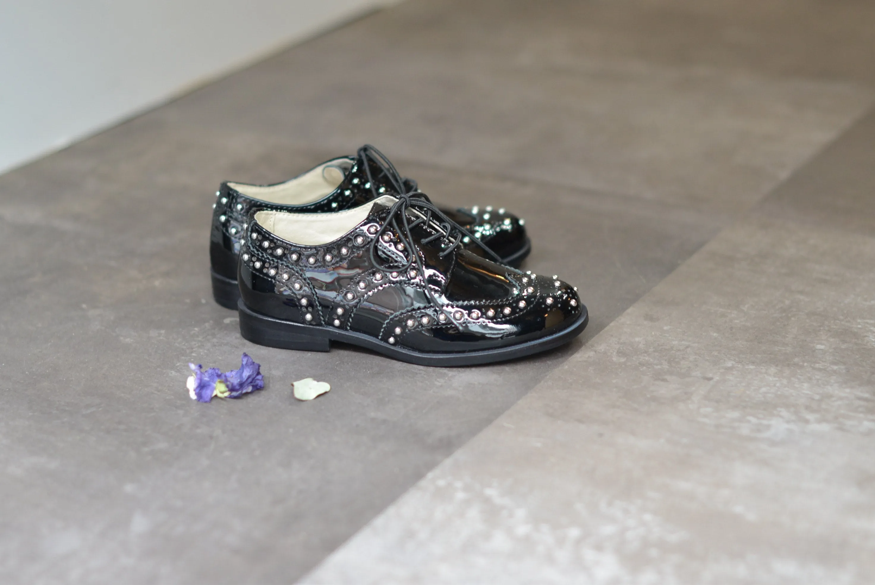 Studs Wing Tip Shoes