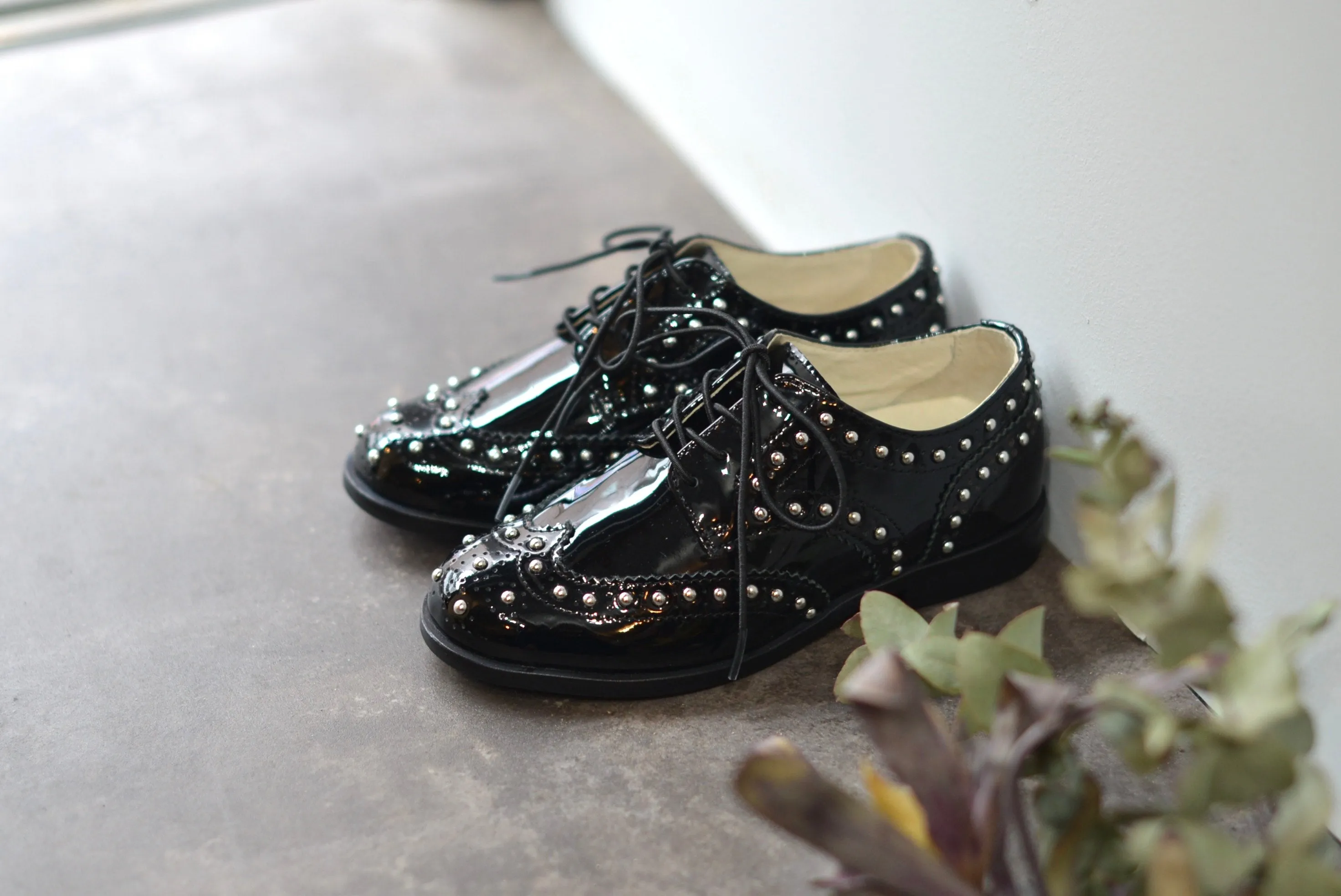 Studs Wing Tip Shoes